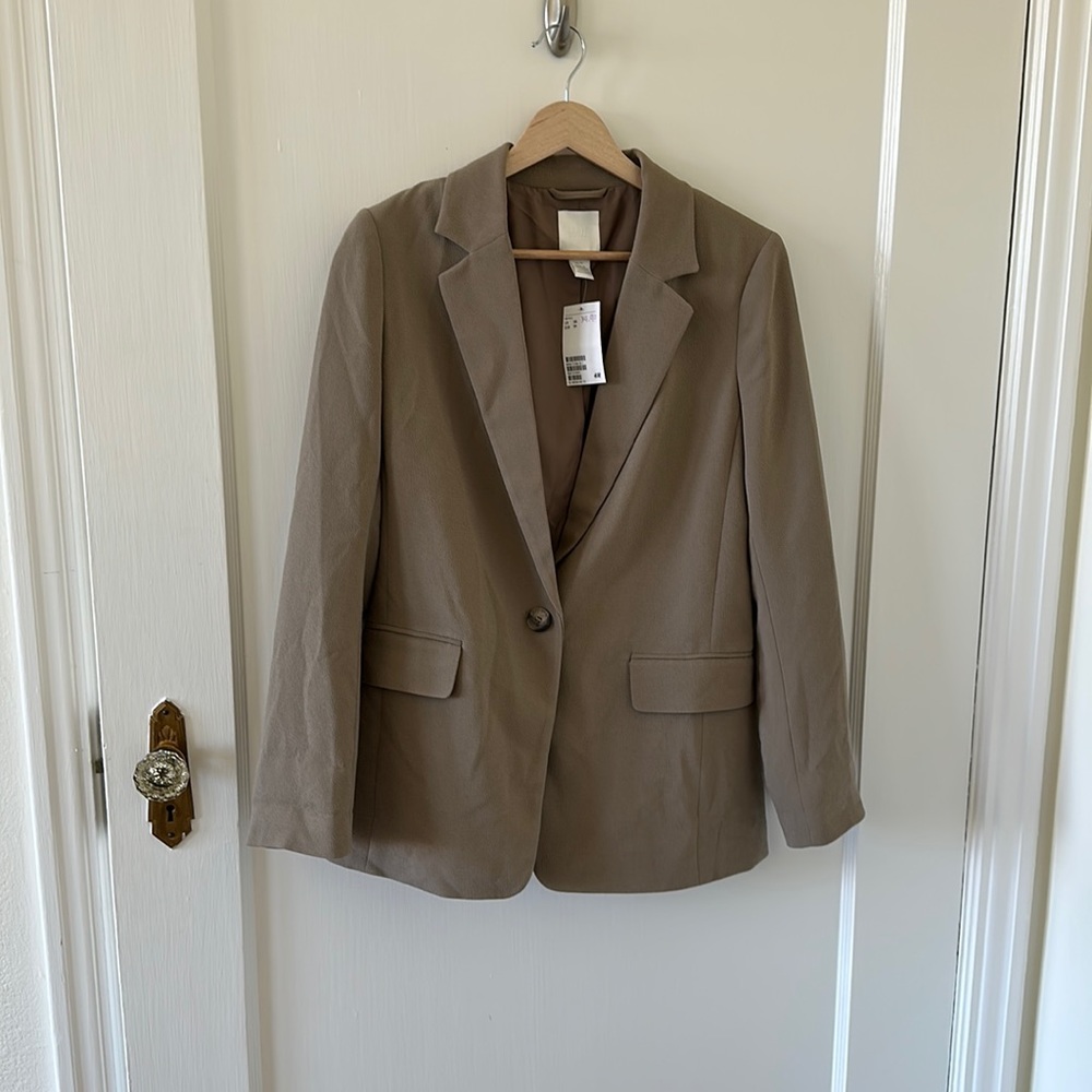 Tan H&M blazer. Never worn, new with tags. Perfect condition. Size xs